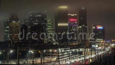 摩天大<strong>楼市</strong>中心的夜景和隐藏建筑物顶部的雾中的交通，时间流逝